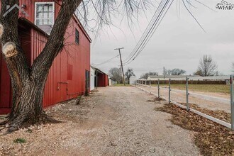 808 S Yosemite St in Iowa Park, TX - Foto de edificio - Building Photo