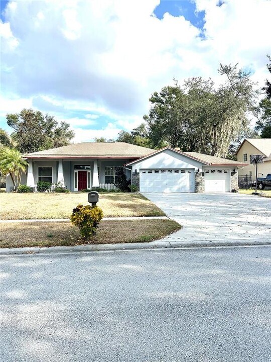 12221 Anne Kenia Dr in Thonotosassa, FL - Building Photo
