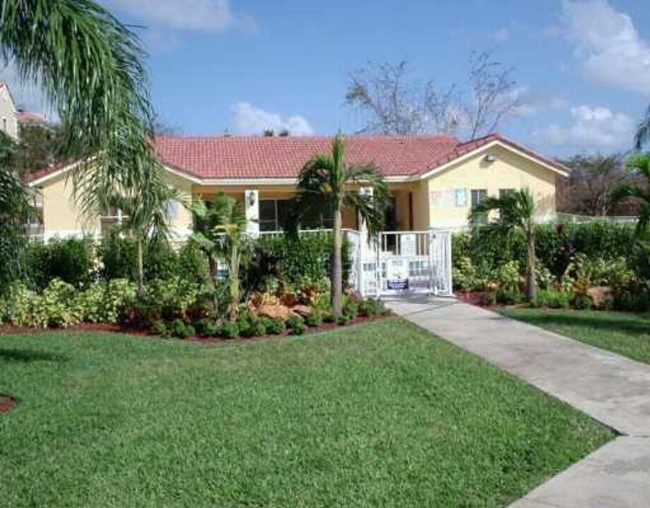 3884 NW 90th Ave in Sunrise, FL - Foto de edificio