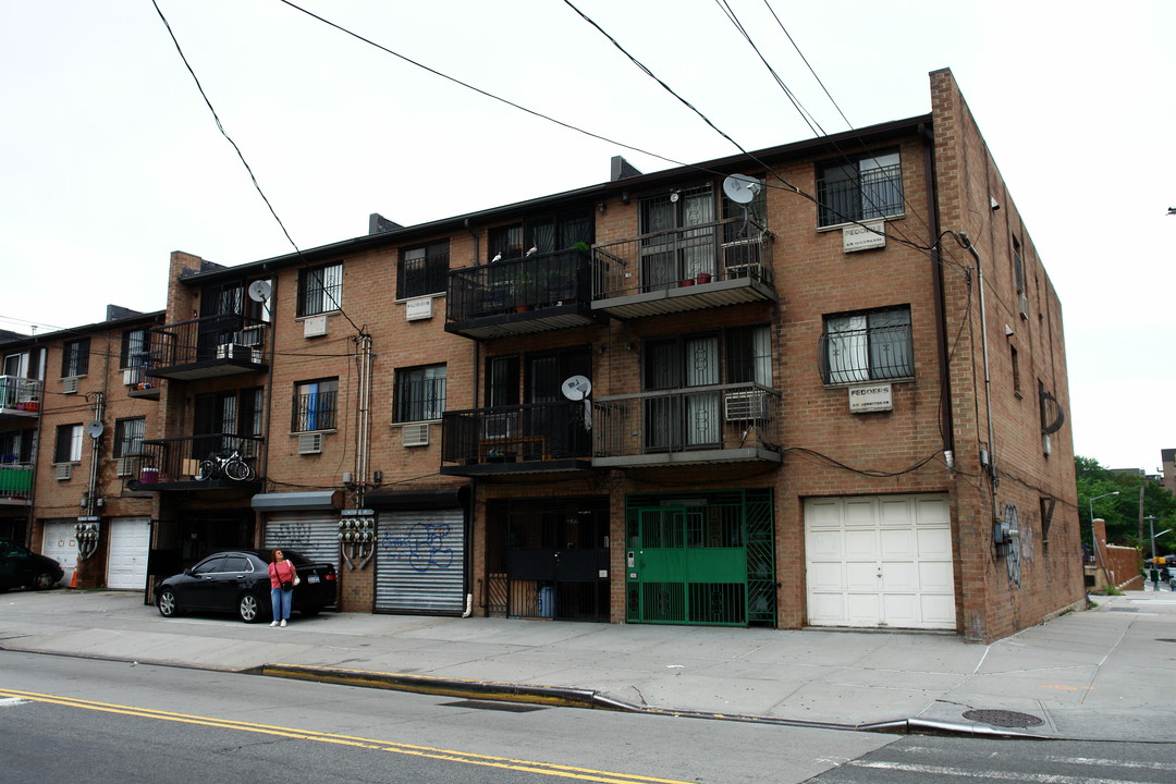 3039-3055 Linden Pl in Flushing, NY - Building Photo