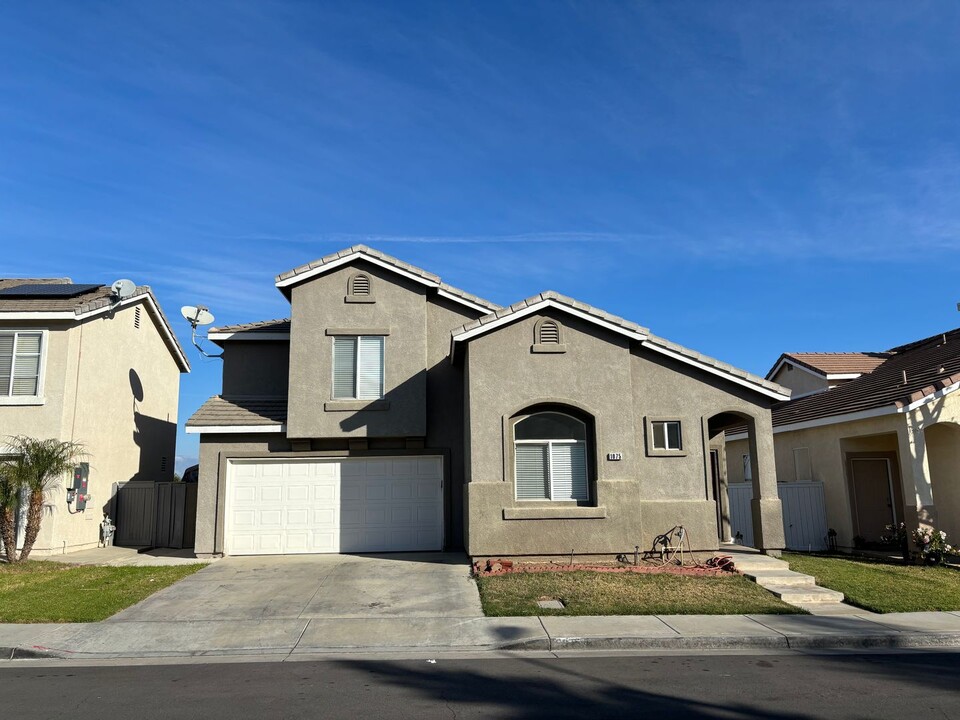 1075 Morning Sun Ln in Corona, CA - Building Photo