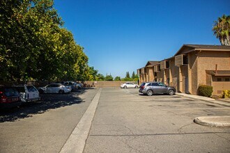 Joshua Tree Apartments in Yuba City, CA - Foto de edificio - Building Photo