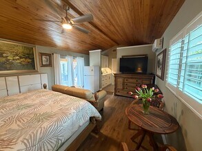 190 Sand Pine Rd in Indialantic, FL - Foto de edificio - Building Photo