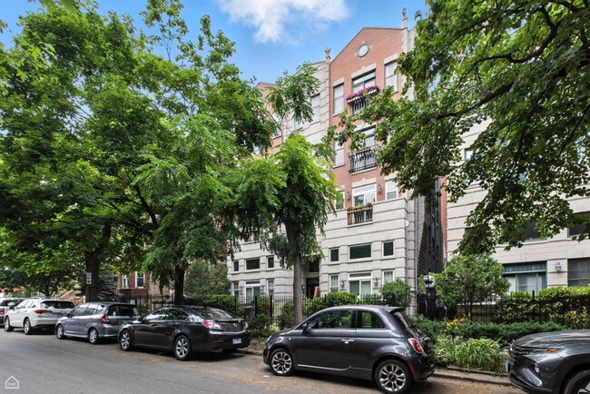 property at 860 W Buckingham Pl