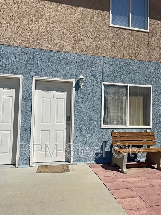 1717 Oakshire Ln in Pueblo, CO - Building Photo