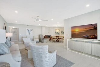 220 S Collier Blvd in Marco Island, FL - Foto de edificio - Building Photo