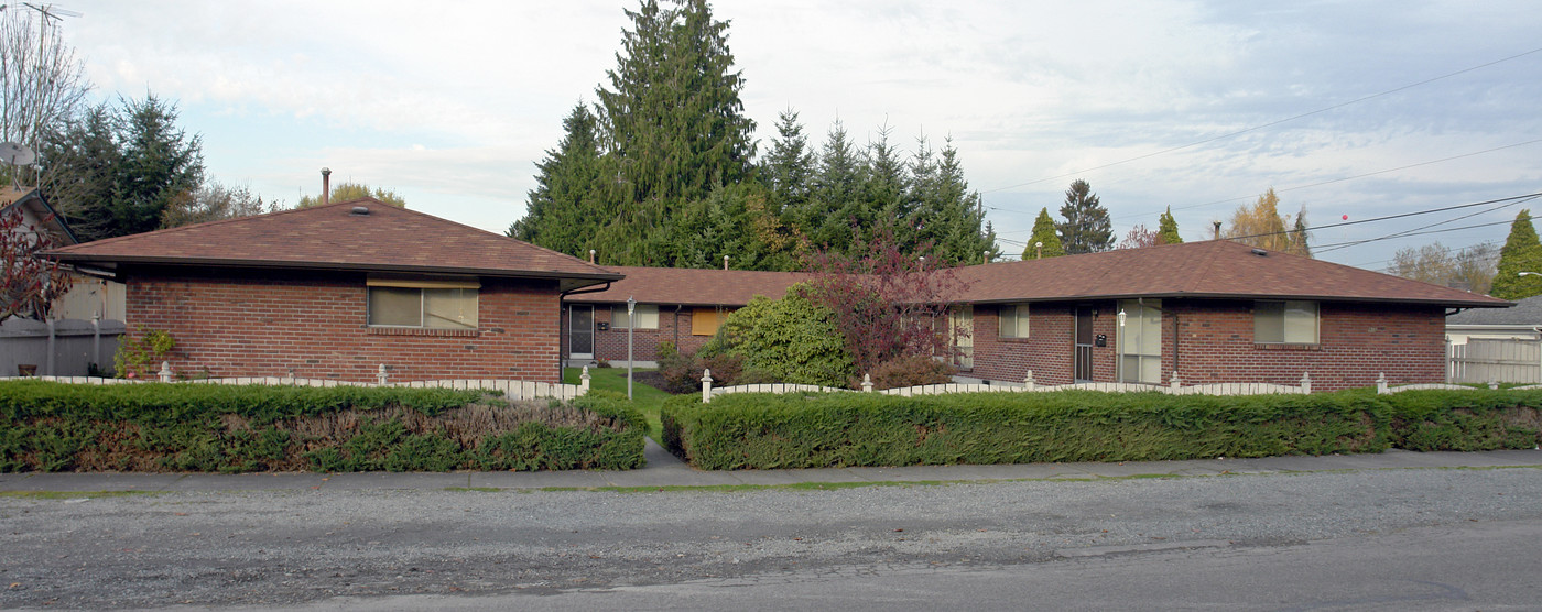 905 8th Ave NW in Puyallup, WA - Building Photo