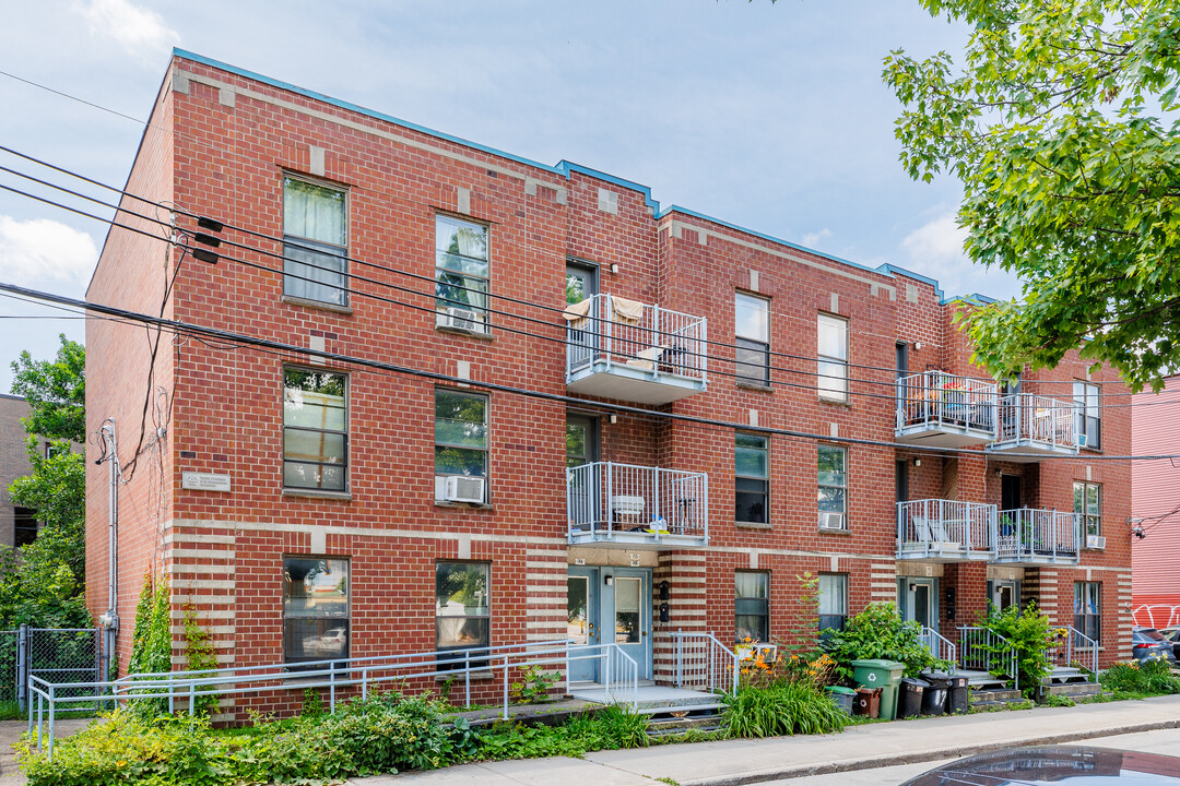 182 Bérard Rue in Montréal, QC - Building Photo