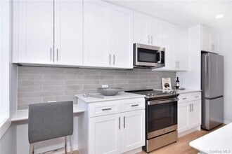 235 Wolfs Ln, Unit 1A in Pelham, NY - Building Photo - Building Photo