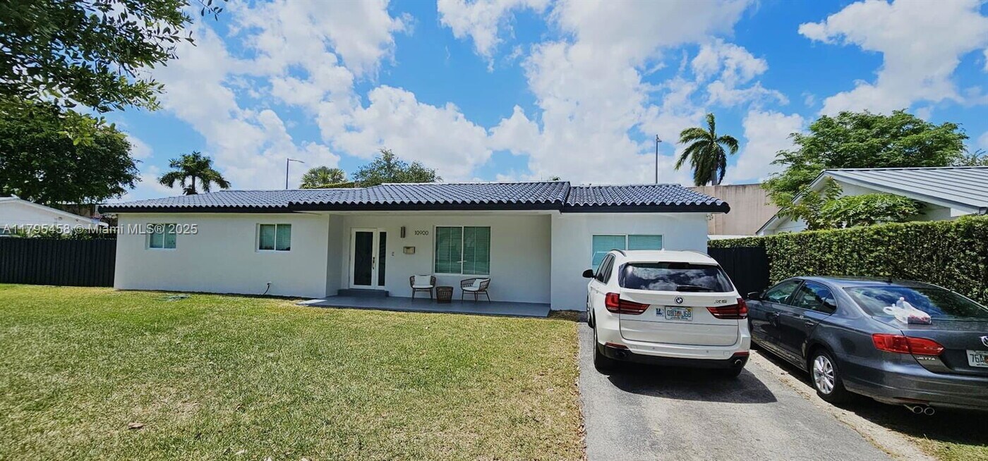 10901 SW 107th Ave in Miami, FL - Building Photo