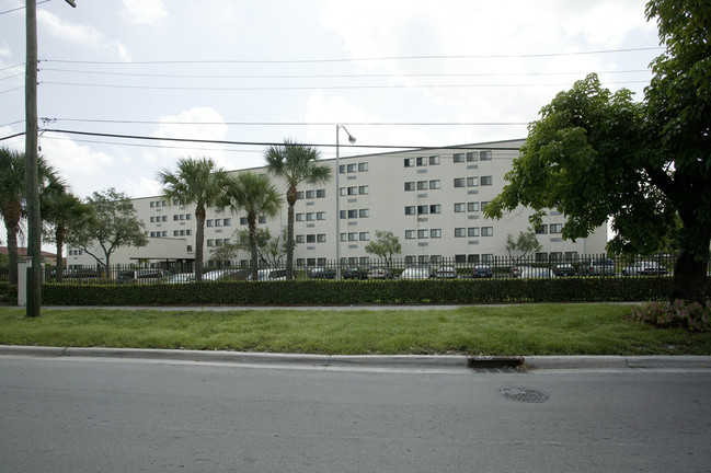 Samari Towers in Hialeah, FL - Foto de edificio - Building Photo