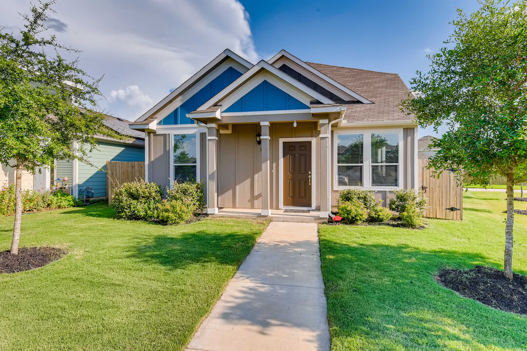 1623 Caballo Blanco Rd in Austin, TX - Foto de edificio