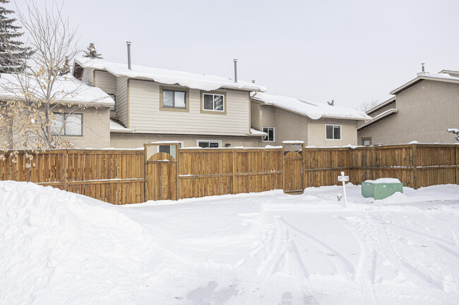 79 Deerfield Dr SE in Calgary, AB - Building Photo - Building Photo