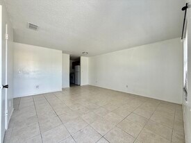 6720 46th Ave W, Unit B in Bradenton, FL - Building Photo