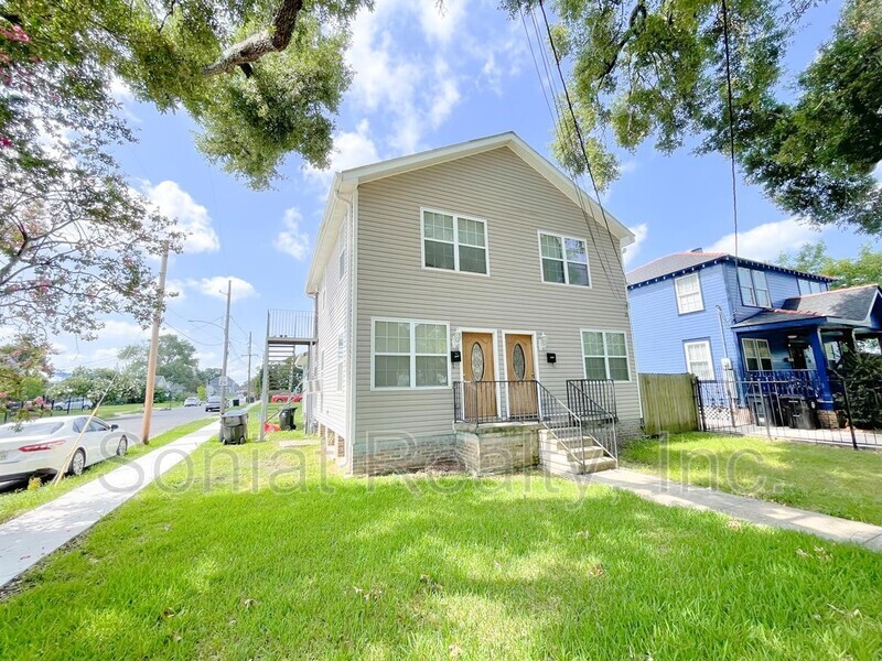 1876 Mirabeau Ave in New Orleans, LA - Building Photo