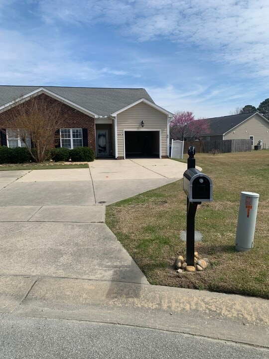 1401 Oak Ridge Ct in Greenville, NC - Building Photo