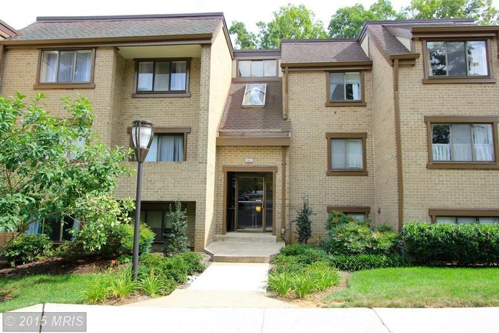 1641 Parkcrest Cir in Reston, VA - Building Photo