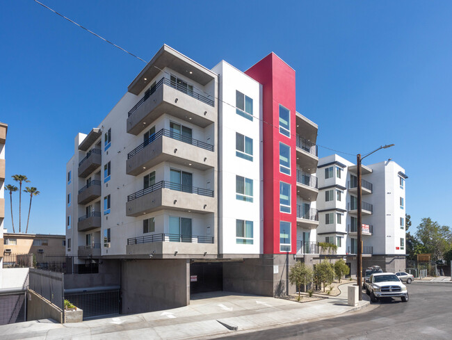 15309 W Cabrito Rd in Van Nuys, CA - Foto de edificio - Building Photo