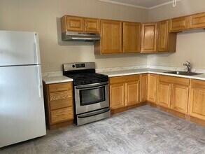 16 Cherry St, Unit 1 Bedroom Cherry St in Phoenix, NY - Building Photo - Building Photo