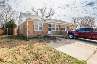 2042 S Pinecrest St in Wichita, KS - Building Photo - Building Photo