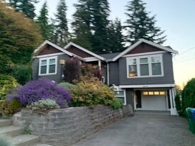 2332 NE 120th St, Unit 1 Bdr Daylight MIL in Seattle, WA - Building Photo