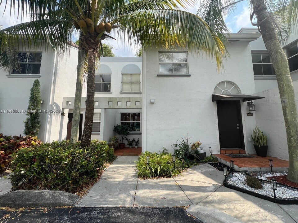 9756 NW 47th Terrace in Doral, FL - Foto de edificio