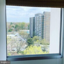 4515 Willard Ave, Unit 2217n in Chevy Chase, MD - Foto de edificio - Building Photo