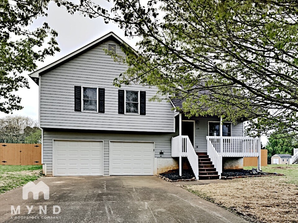 230 Woodbridge Dr in Dallas, GA - Building Photo