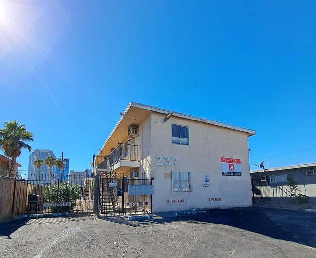 237 W Chicago Ave-Unit -7 in Las Vegas, NV - Building Photo - Building Photo