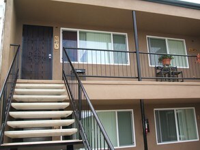 5145 N Harbor Dr in San Diego, CA - Building Photo - Building Photo