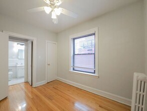 2342 W School St, Unit 1F in Chicago, IL - Building Photo - Building Photo