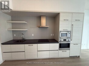 2221 Yonge St in Toronto, ON - Building Photo - Building Photo