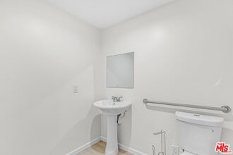 1409 N Hobart Blvd in Los Angeles, CA - Building Photo - Building Photo