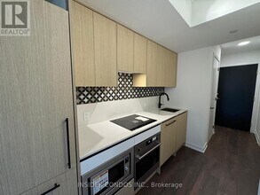 215-215 LAKEVIEW Ave in Toronto, ON - Building Photo - Building Photo