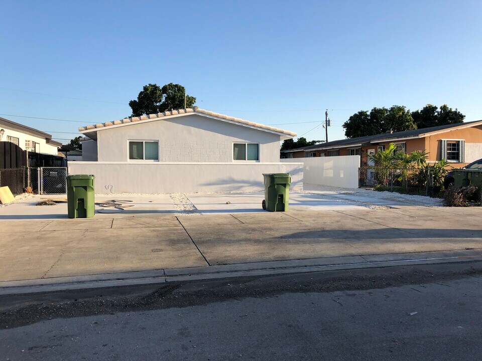 52 E 17th St in Hialeah, FL - Building Photo