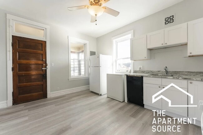 2042 W Armitage Ave in Chicago, IL - Building Photo - Building Photo