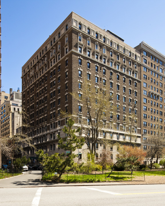305 Riverside Dr in New York, NY - Foto de edificio
