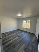 486-488 NE Housley Ave in Roseburg, OR - Building Photo - Building Photo