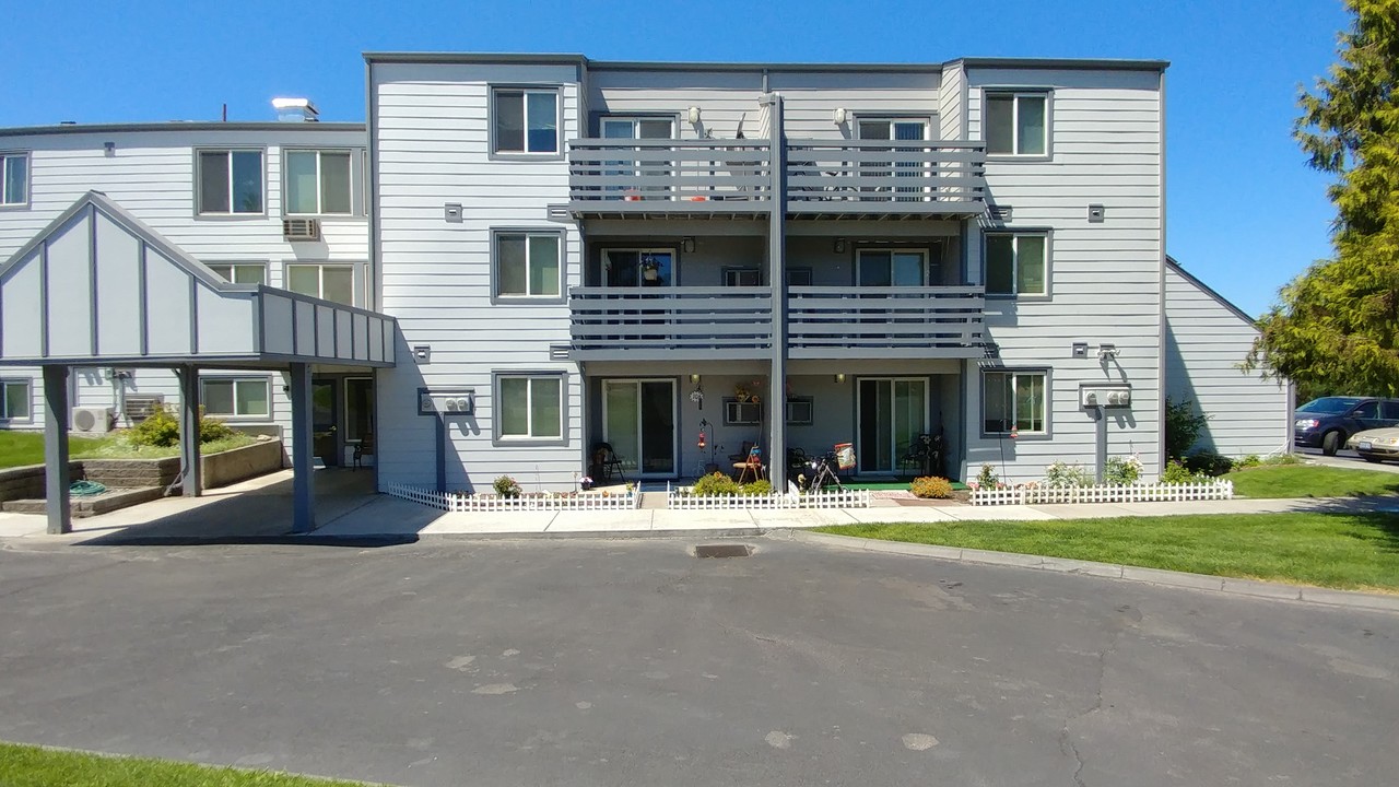 Cottonwood I Apartments in Hermiston, OR - Building Photo