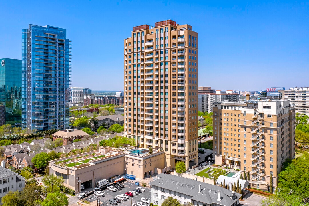 Residences at the Stoneleigh in Dallas, TX - Building Photo
