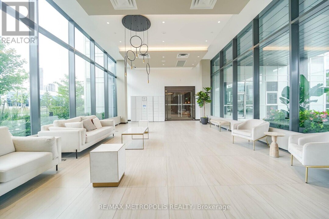 10-910 Honeycrisp Cres in Vaughan, ON - Building Photo