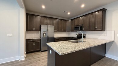628 Noush Ct in Charlottesville, VA - Foto de edificio - Building Photo