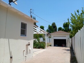 5026 Newcastle Ave in Encino, CA - Foto de edificio - Building Photo
