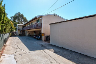 2056 Glen Way in East Palo Alto, CA - Building Photo - Building Photo