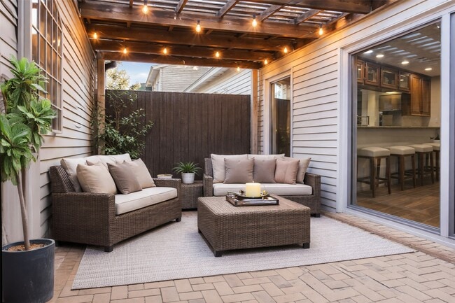 property at 2086 Augusta Dr