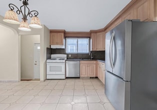 58-52-5208 208th St in Queens, NY - Foto de edificio - Building Photo