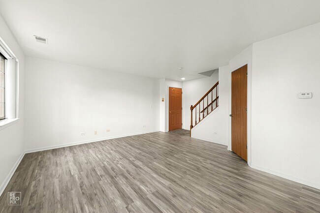 1356 S Lorraine Rd in Wheaton, IL - Foto de edificio - Building Photo
