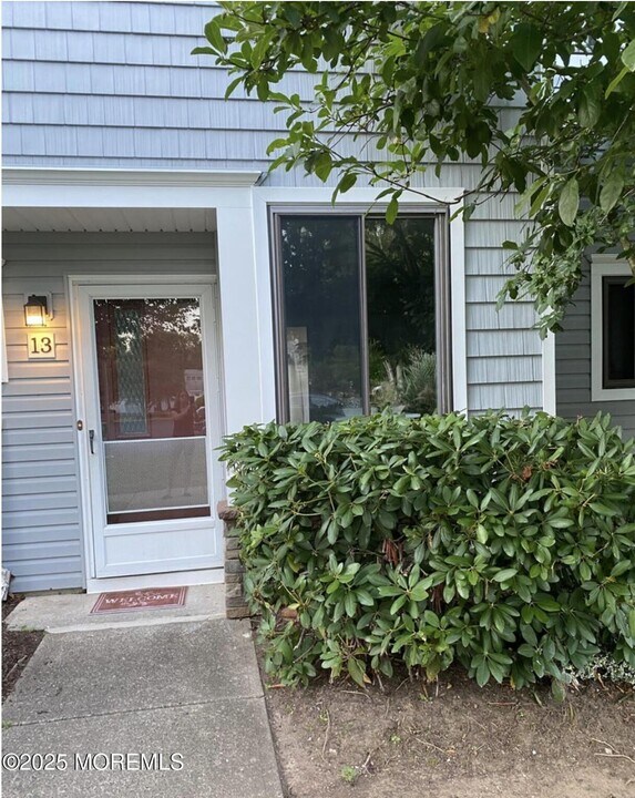 13 Dawn Ct in Tinton Falls, NJ - Building Photo