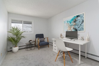 Meadowview Manor in Edmonton, AB - Building Photo - Building Photo