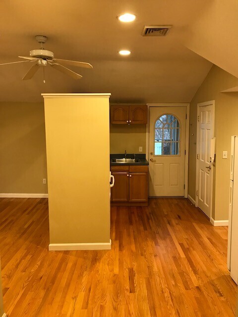 24 Henderson St, Unit 1 in Arlington, MA - Foto de edificio - Building Photo